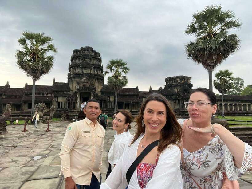 1-Day Angkor Wat Private Tour with Spanish Tour Guide. - 8:30 AM Angkor Wat, starting strong and reading the plan