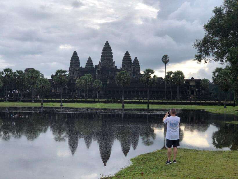 1-Day Angkor Wat Private Tour with Spanish Tour Guide. - 1:00 PM lunch break, with food that fits the day