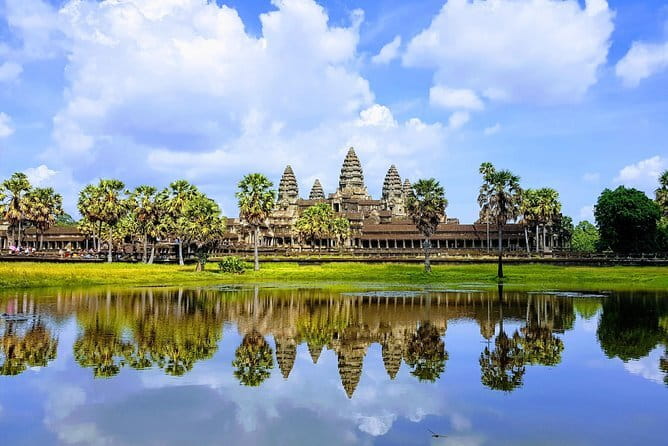 1 day special Tour: Angkor Wat,Bayon,Ta Prohm, Bantey srei and Beng Mealea - Angkor Wat: why this stop anchors the whole day