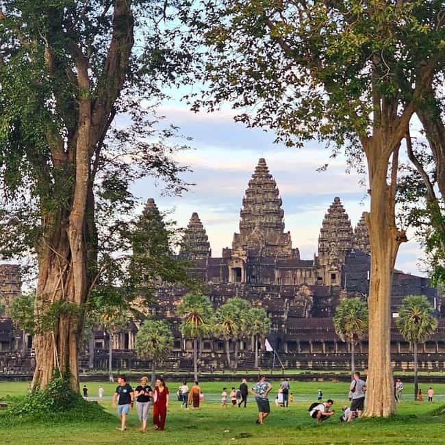 1-Day Trip to Angkor Wat with a Private or Shared Guide in Spanish - Terrace of the Elephants and Terrace of the Leper King