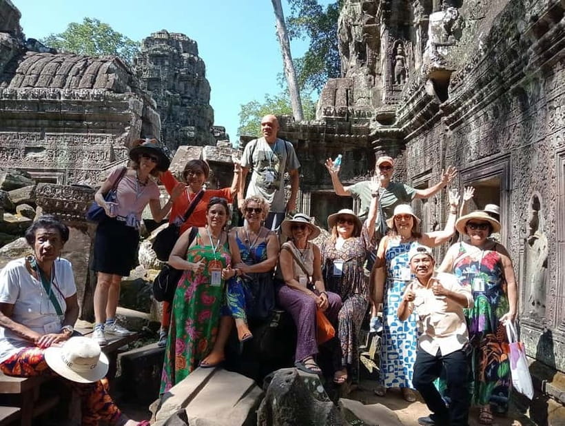 1-Day Trip to Angkor Wat with a Private or Shared Guide in Spanish - Victory Gate photo stop: a quick but important framing point