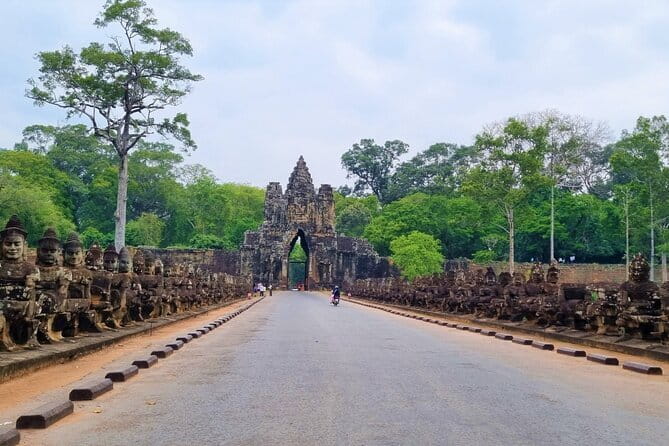 2 Day Cambodia Private Guided Tour in Angkor Temples - Day 1: Angkor Thom, Ta Prohm, Angkor Wat, and Phnom Bakheng at sunset