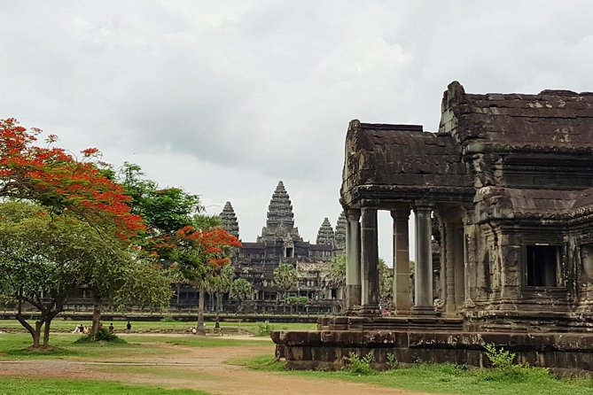 2 Day private tour: Small tour, Big tour, sunrise and sunset,floating village. - Day 1 in Siem Reap: Angkor Wat with a real sunset goal