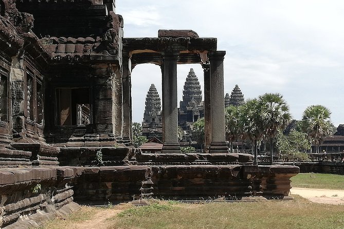Afternoon Angkor Wat Private Tour with Sunset - Phnom Bakheng Mountain at sunset: the payoff and how to prepare