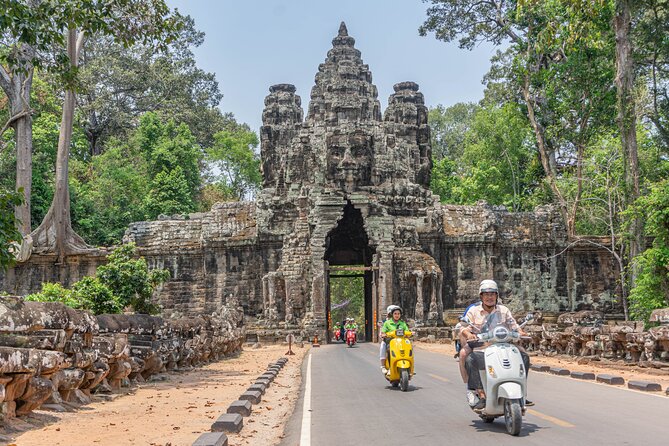 Angkor Adventure Vespa Tour / Tuk Tuk or Car - How safe and comfortable is riding behind the driver?