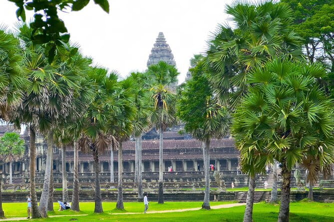 Angkor Wat 2 Days and a Half Temples & Tonle Sap-Small Group Tour - Small-group energy and guide quality (Sak and Mao)