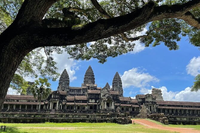 Angkor Wat & Banteay Srei 1-Day Tour - Your guide makes the difference, especially with picture spots and carvings