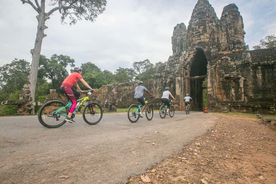 Angkor Wat: Guided Sunrise Bike Tour w/ Breakfast and Lunch - Lunch, then a quick breather