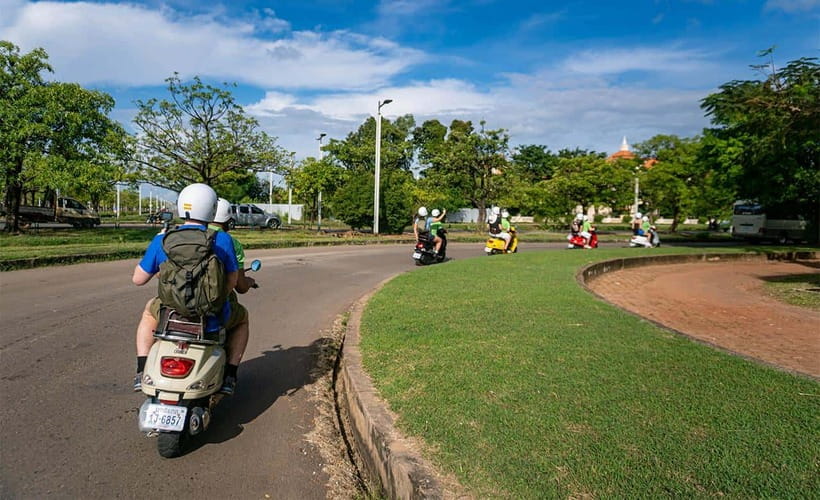 Angkor Wat: Guided Vespa Tour / Tuk Tuk or Car - Srah Srang and lunch: a break that actually helps