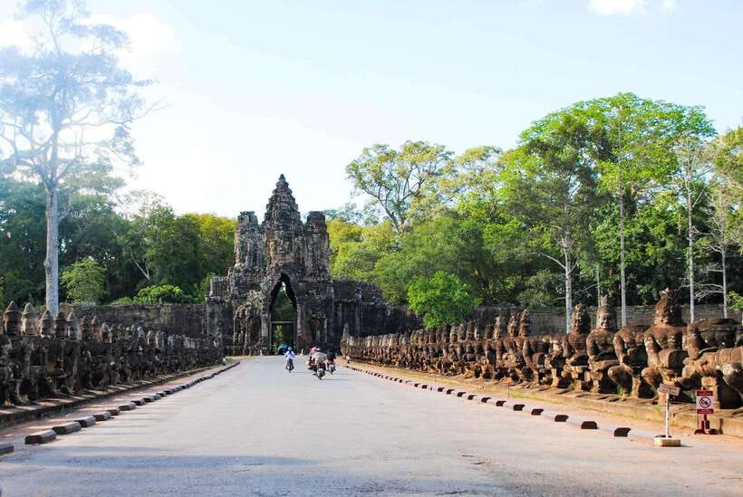 Angkor Wat Small Tour With Private Tuk Tuk - Bayon and Takeo: building variety without chaos