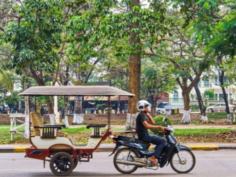 Angkor Wat Tour by Tuk-Tuk with English Speaking Driver - Getting to Angkor Wat: first views and an easy arrival