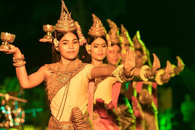Apsara Dance Show with Dinner by Tuk-Tuk Roundtrip Transfer - The Venue Setup: A Curving Stone Stage With Water and Flowers