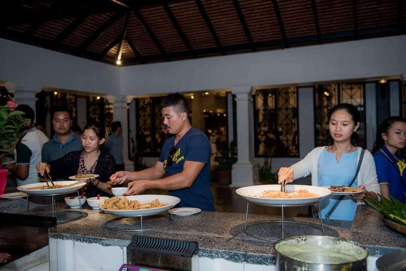 Apsara Traditional Dances & Local Buffet with Tuk-Tuk Ride - Before the show: what the Khmer and international buffet really gives you