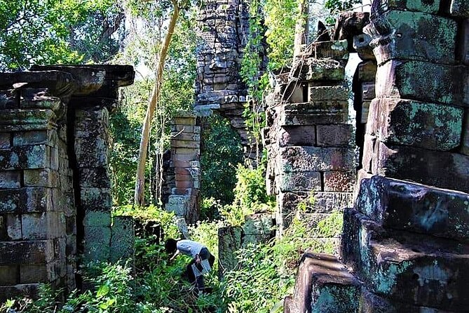 Banteay Chhmar Temple & Silk Farm Private Day Trip from Siem Reap - Stop 1: Banteay Chhmar and the art of reading ruined stone