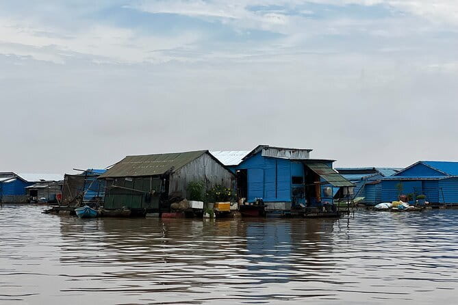 Banteay Srei Temple and Kompong Phluk Village Private Tour - Kompong Phluk on Tonle Sap: Stilt Houses Built for Flood Season