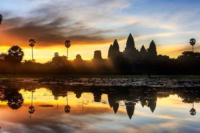 Classic Angkor Wat Sunrise Full Day Private Guide Tour - Stop 4: Bayon, smiling faces in early light