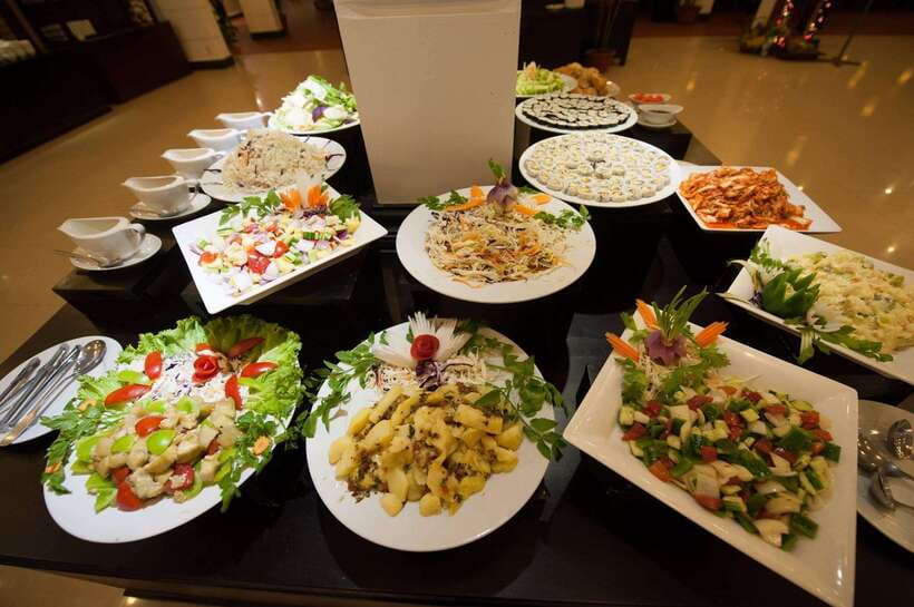 Dinner Show Apsara Dance, Pickup round trip included - Khmer buffet dinner: what to eat and what to expect