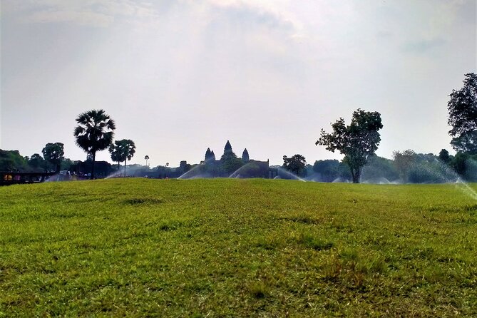 Discover Cambodia 8 Days from Siem Reap to Koh Trong -Phnom Penh - Phnom Penh in one day: Royal Palace gardens to genocide museums