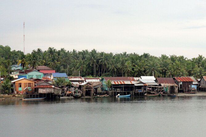 discover floating villages and tonle sap lake by boat - The guide makes it, especially with lake life stories