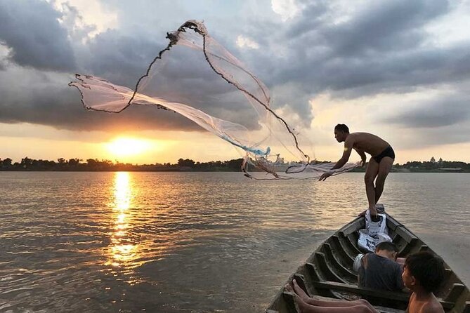 discover floating villages and tonle sap lake by boat - The floating villages and why water depth changes everything