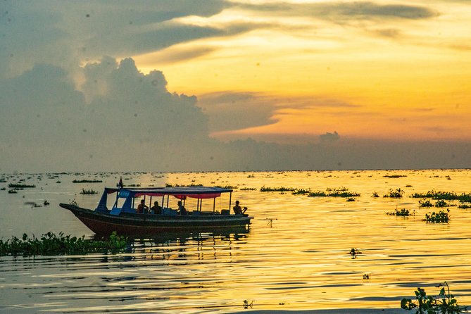 Explore The Kampong Pluk Floating Village - Old Market shopping, quick and convenient