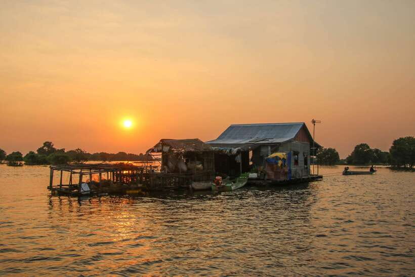 Floating Village and Tonlé Sap Sunset Tour - Arriving at Mey Chrey: Hop Off and See Village Life Up Close