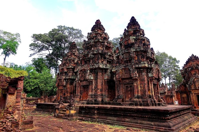 Four-day tour Angkor Wat, Banteay Srey, Beng Melea and Siem Reap discovery - Day 2: Kbal Spean river carvings, Banteay Srei pink stone, and the water-temple trio
