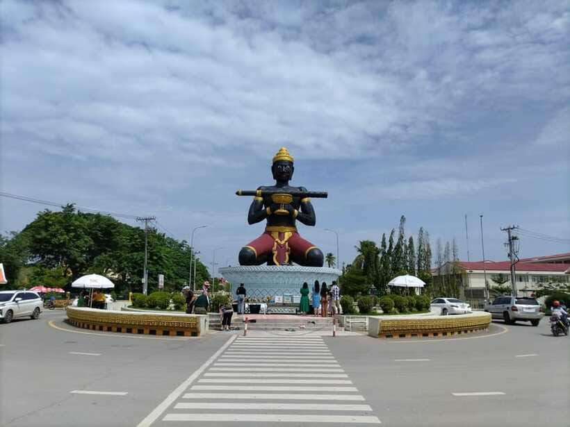 From Siem Reap: Battambang Day Trip Return or to Phnom Penh - Killing Caves at Phnom Sampov: steps down and respectful tribute