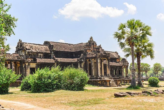 Full-Day Temples of Angkor Small Group Tour - Angkor Thom South Gate and Bayon: faces, demons, and Khmer storytelling