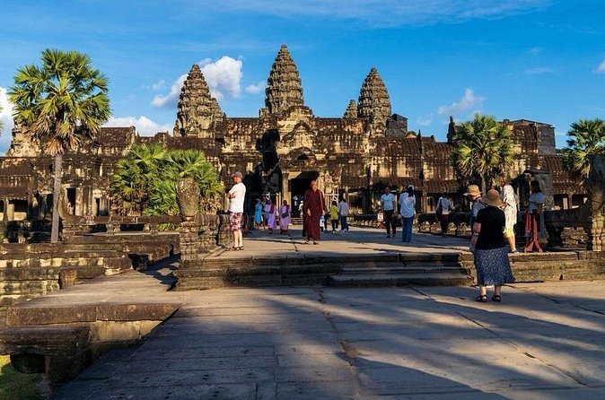 Full Day Tour Angkor Wat Sunrise and Siem Reap Temples - How the guide and timing help you avoid the UNESCO chaos