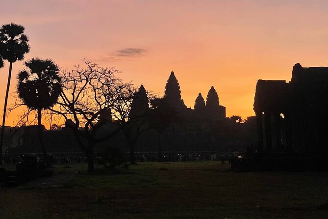 Golden Hours: Angkor wat sunrise photography tour with a pro! - How the guide and photographer work together