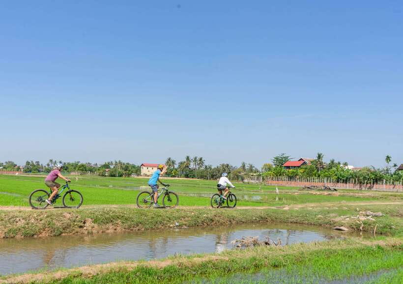 Kampong Phluk: Floating Village Sunset Bike Tour or E-Bike - Pedaling out through Siem Reap countryside, not just around it