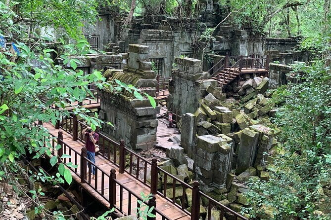 Kbal Spean, Banteay Srei, Beng Melea & Rolous temples Tour - Banteay Srei, the Citadel of Women and its fine carving