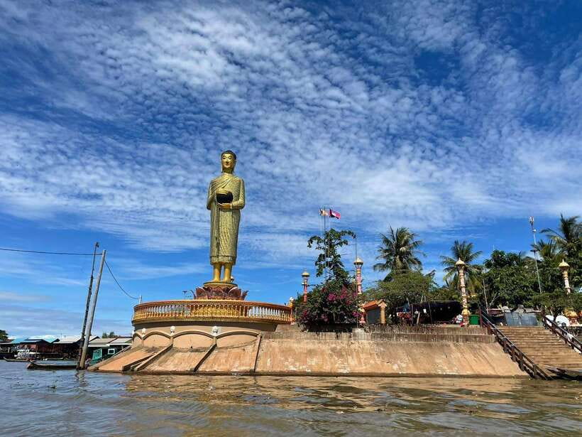 Kompong Kleang Floating Village Guide Tour from Siem Reap - Siem Reap to Kompong Kleang: The Drive That Sets the Mood