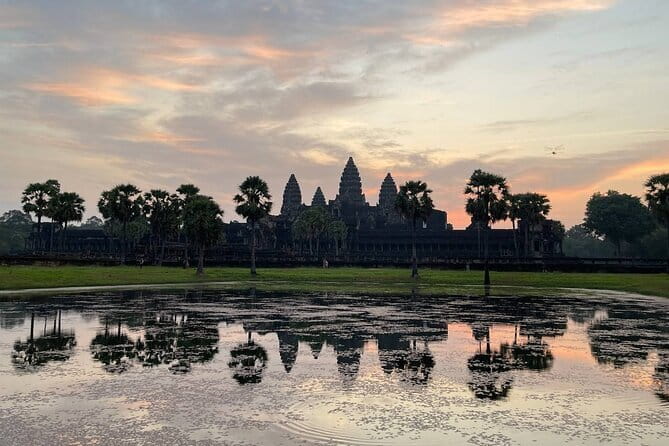 Kulen Mountain Beng Mealea and Tonle Sap Tour in Siem Reap - Preah Ang Thom and the 1000 Lingas: sacred stops with a lot of meaning