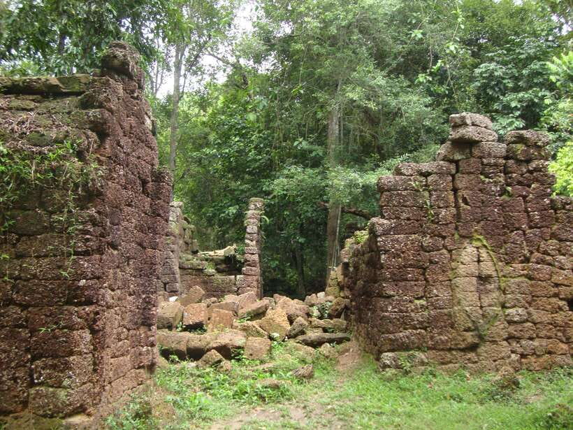 Kulen Mountain: Full-Day Private Waterfall Tour - The summit: Pagoda views and the Reclining Buddha