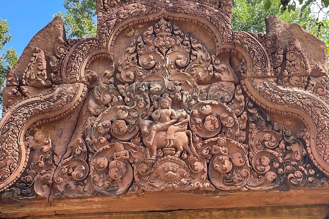 Phnom Kulen Waterfall and Banteay Srei Temple Tour from Siem Reap - The River of a Thousand Lingas: carvings you actually get to see