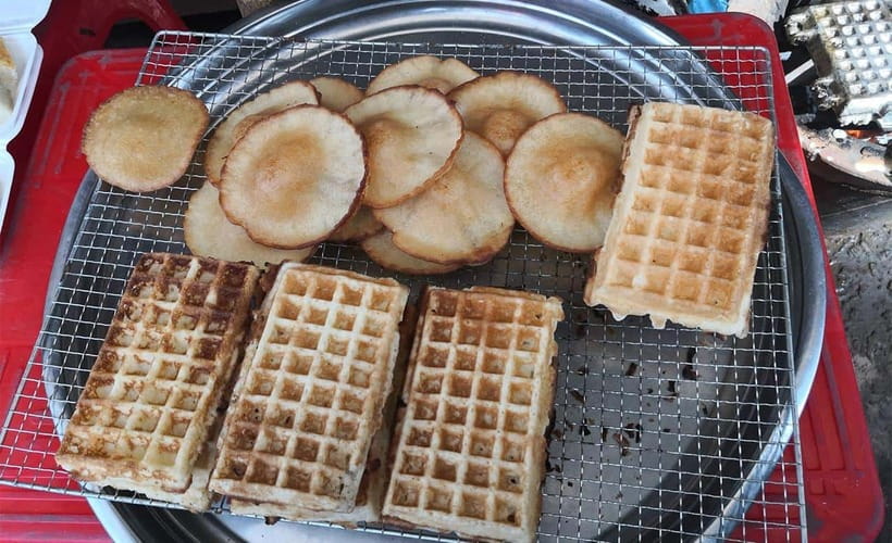 Phnom Penh: Morning Foodie, Market Walking & Street Art Tour - Independence Monument photo stop, then straight into Central Market flavors