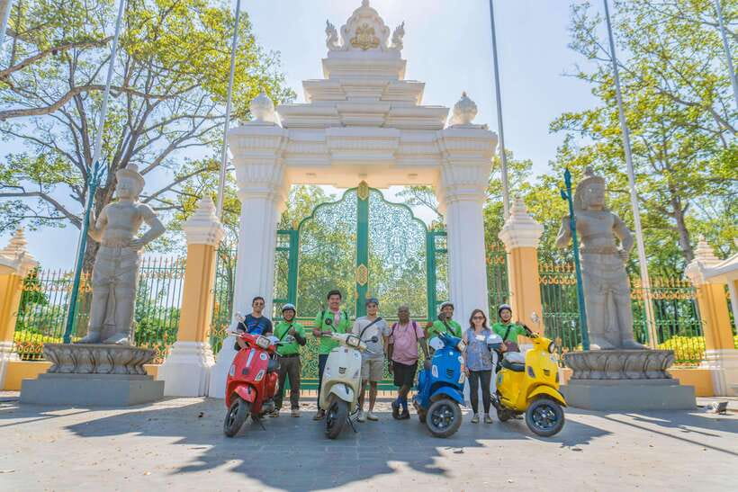 Phnom Penh: Morning Foodie, Market Walking & Street Art Tour - Wat Botum Park for coffee, tea, and lunch time