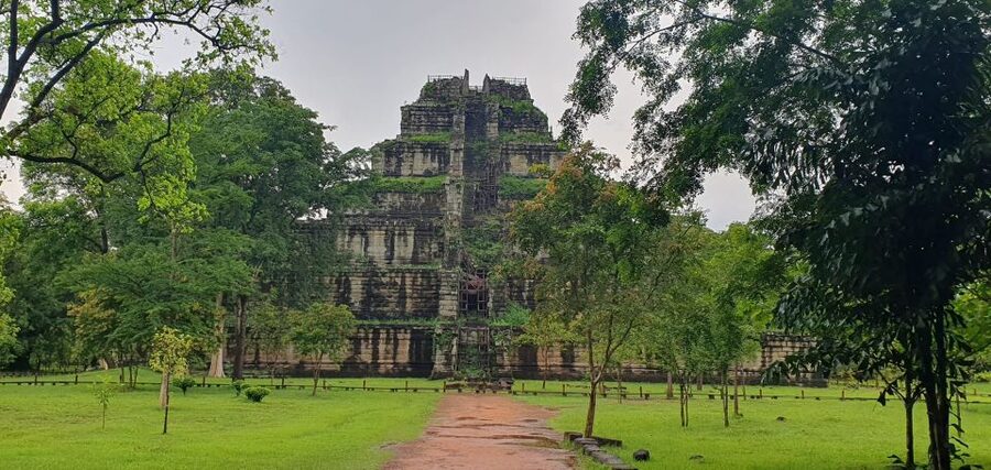 Preah Vihear Temple Koh Ker & BengMealea Tour from Siem Reap - Prasat Pram photo stop: the quick pause between ruins