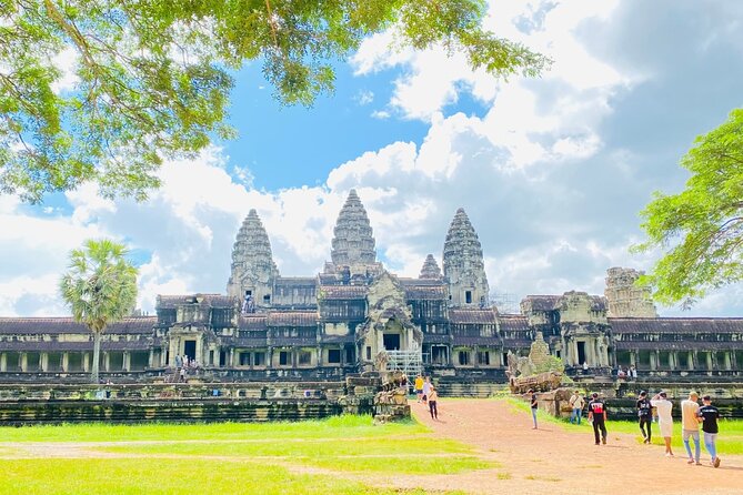 Private Angkor Wat and Lost Temple Jungle Tour - Private tuk-tuk or small-group minivan, and what you’ll notice