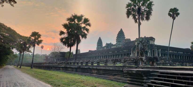Private Angkor Wat Sunrise Tours And Sunset Floating Village - Bayon at Angkor Thom: focus on the faces, not the rush