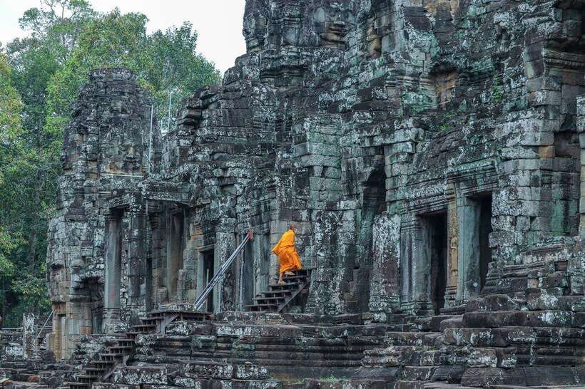 Private Angkor Wat Sunset Tour with Lunch and Snack Included - Angkor Thom: South Gate then Bayon’s giant faces