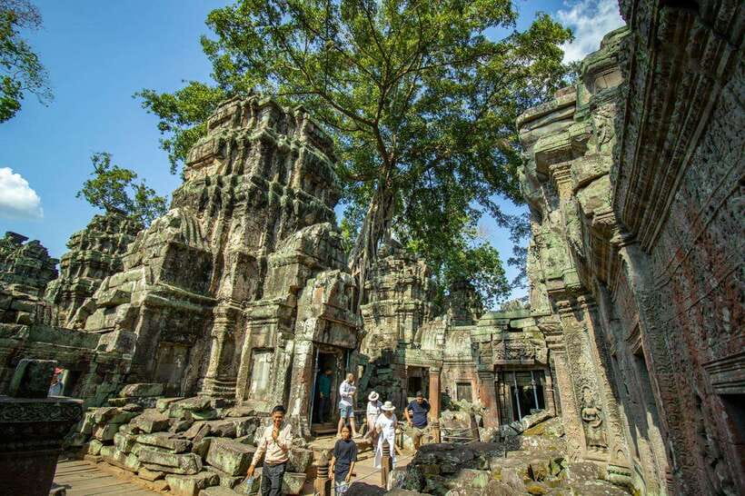 Private Angkor Wat Sunset Tour with Lunch and Snack Included - Phnom Bakheng sunset: the panoramic payoff