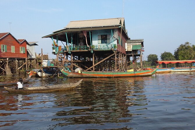 Private Half-Day Tour to Kampong Phluk Flooded Forest and Floating Villages - Morning at Ro Lus Market by the River Bank