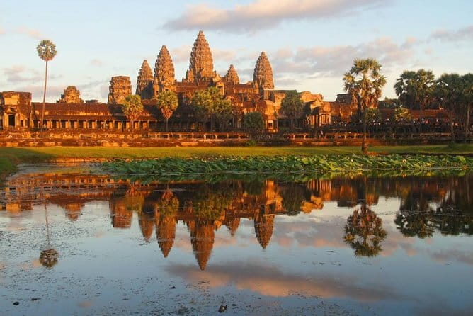 Private Kbal Spean Trekking Tour with Banteay Srei - Banteay Srei: the fine Khmer carvings that reward slow looking