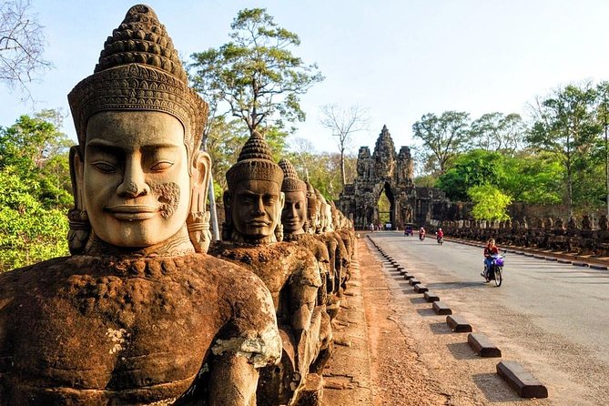 Private one-day tuktuk 'small tour' of the oldest Angkor temples - Stop 1: Angkor Wat, the clock starts early