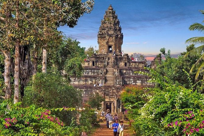 Private Tours Angkor Wat For 2 Days - Day 1: Pink carvings to Phnom Bakheng sunset