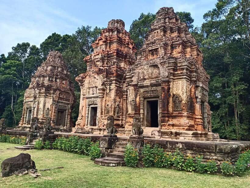Private Trip to Banteay Srei, Rolous Group & Tonle Sap Lake - Banteay Srei: the pink temple that walks away from the Angkor formula