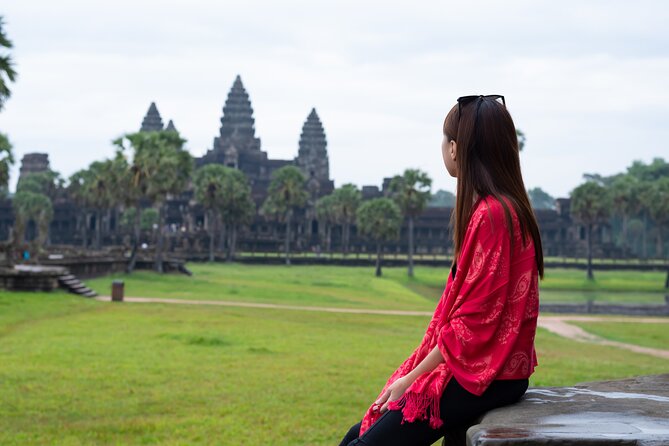 Professional Photo Shoot in Angkor Archaeological Park, Siem Reap - How the guide and photographer team works in real life